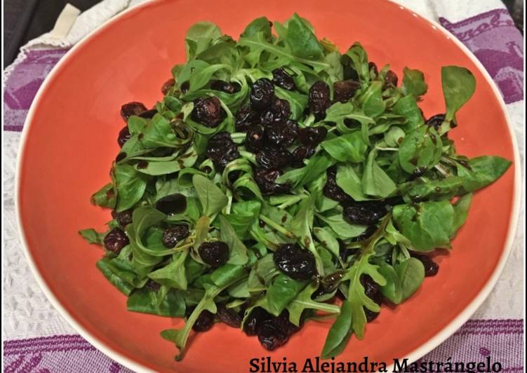 Ensalada de canónigos y rúcula con arándanos