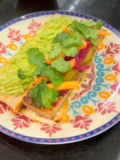 Una foto de Banh Mi de tofu marinado