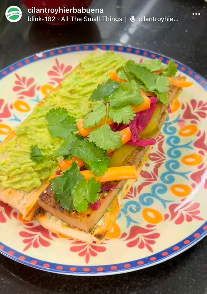 Una foto de Banh Mi de tofu marinado