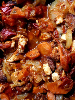 Zöldséges-kolbászos csirke recept fotója