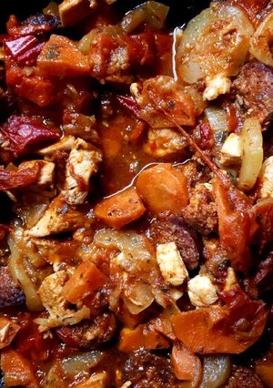Zöldséges-kolbászos csirke recept fotója