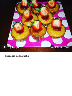 Una foto de Cupcake con sabor a almendra rellenado con guayaba y queso crema