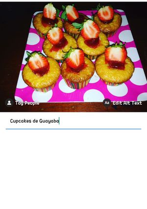 Una foto de Cupcake con sabor a almendra rellenado con guayaba y queso crema