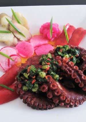 Una foto de Pulpo anticuchado con chimichurri picante👍🇵🇪