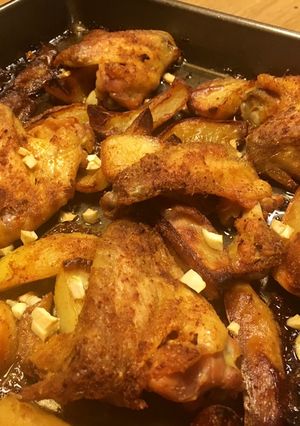 Chilis-magyaros csirkeszárnyak pirított fűszeres burgonyával recept fotója