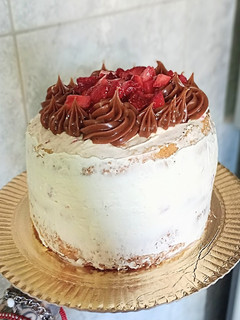 Una foto de 🍓Torta de dulce de leche y frutillas con crema (premezcla EXQUISITA)