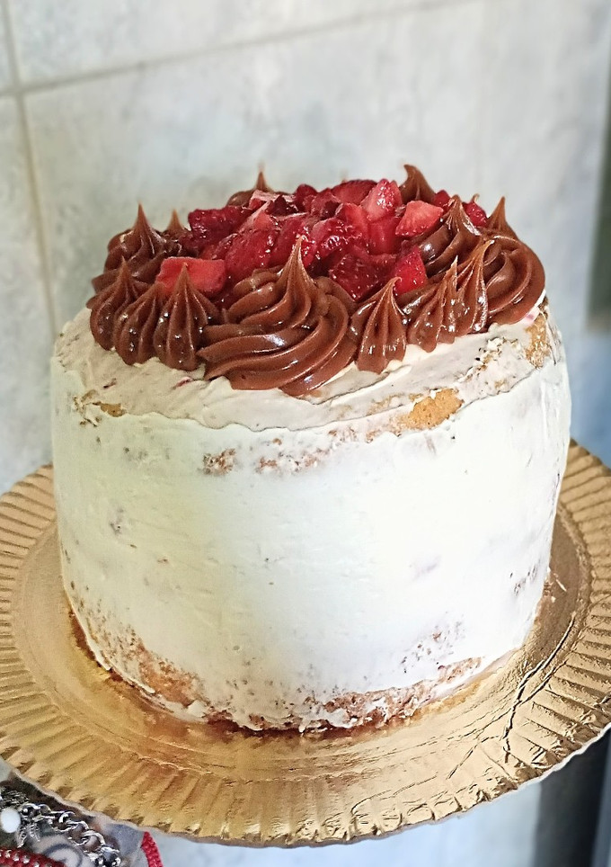Una foto de 🍓Torta de dulce de leche y frutillas con crema (premezcla EXQUISITA)