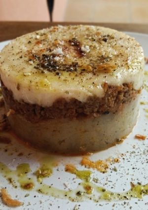 Una foto de Pastel de patata confitada y carne