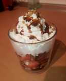Postre sencillo de fresas con nata