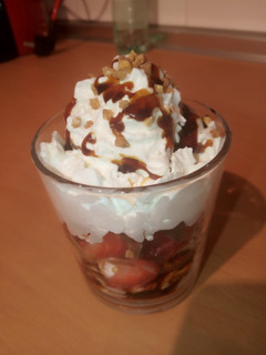 Una foto de Postre sencillo de fresas con nata