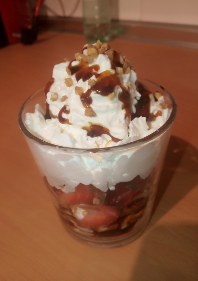 Una foto de Postre sencillo de fresas con nata