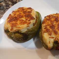 Una foto de Pimiento verde relleno de pastel de carne