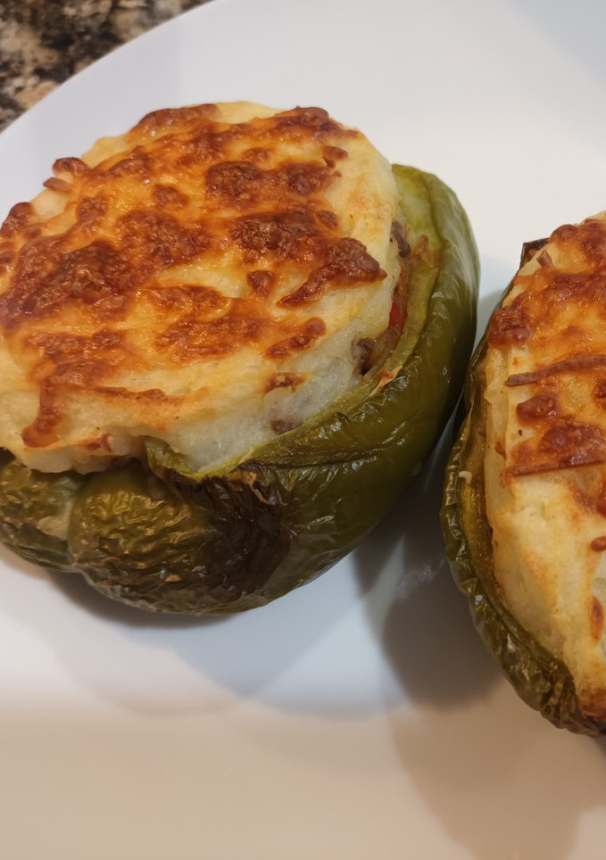 Una foto de Pimiento verde relleno de pastel de carne