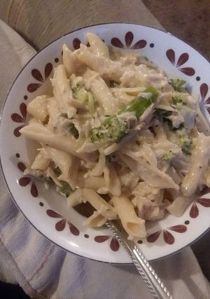 A picture of Crock pot chicken broccoli pasta.