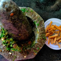 A picture of Khatti teekhi chutney.