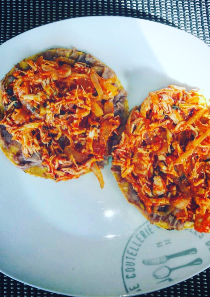 Una foto de Tostadas de tinga