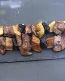 Pinchos de carrilleras con ciruelas