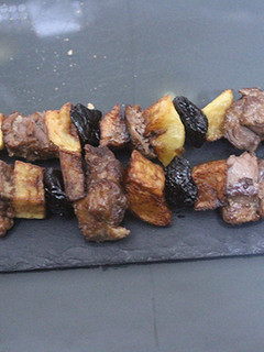Una foto de Pinchos de carrilleras con ciruelas