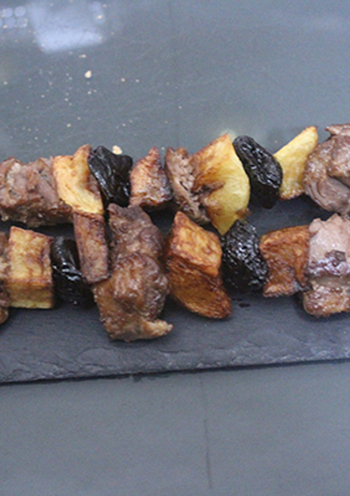 Una foto de Pinchos de carrilleras con ciruelas
