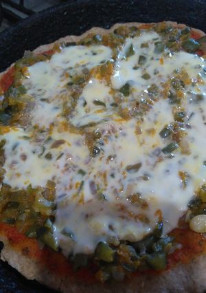 Una foto de Pizza integral con verduras