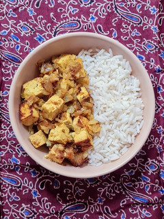 Una foto de Tofu encebollado al curry 🥘 Tofu con mucha cebolla salteados al curry 🍛 Usando cebolla de meal prep