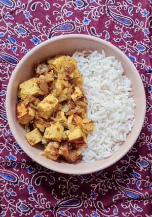 Una foto de Tofu encebollado al curry 🥘 Tofu con mucha cebolla salteados al curry 🍛 Usando cebolla de meal prep