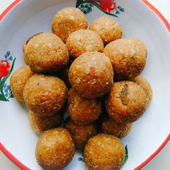 Healthy homemade Oats laddu sugar free A picture of Healthy homemade Oats laddu sugar free.