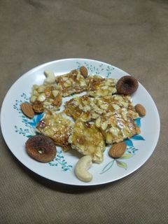 ડ્રાયફ્રૂટ્સ ચીકી(Dryfruits chikki recipe in Gujarati) રેસીપી મુખ્ય ફોટો