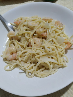 Una foto de Espaguetis con gambas al ajillo y escamas de queso curado