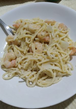 Foto principal de Espaguetis con gambas al ajillo y escamas de queso curado