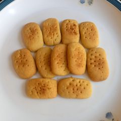 A picture of Diet biscuits with yolk 🫓🫓.