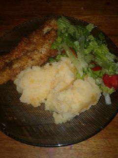 Una foto de Filet de Merluza con Puré y Ensalada Mixta