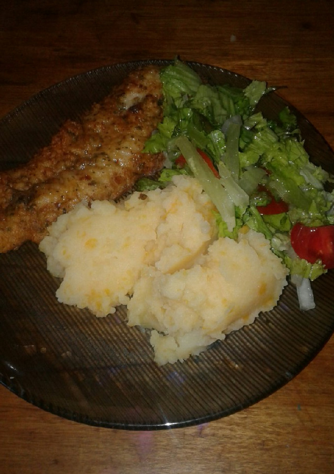 Una foto de Filet de Merluza con Puré y Ensalada Mixta