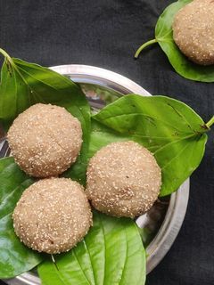 ચૂરમા ના લાડુ (Churma Ladoo Recipe In Gujarati) રેસીપી મુખ્ય ફોટો