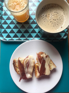 Una foto de Pan con ajo y jamón, café con leche de avena y zumo de naranja : a desayunar!!