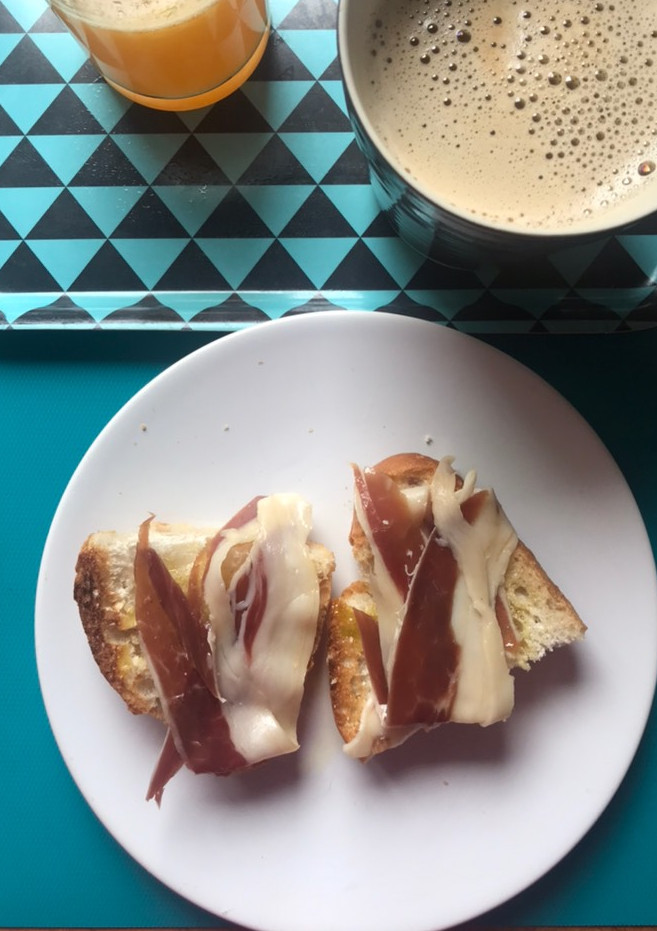 Una foto de Pan con ajo y jamón, café con leche de avena y zumo de naranja : a desayunar!!
