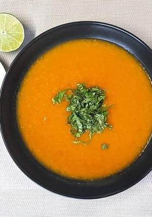 Une photo de Soupe aux carottes et aux vermicelles rôtis