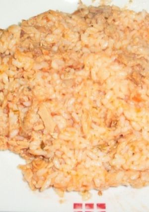 Una foto de Arroz amarillo con atún