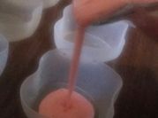 Una foto de mousse de fresas con gelatina