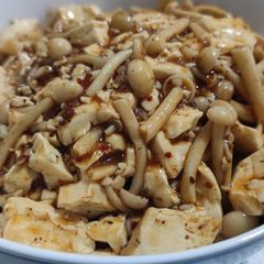 A picture of Mapo tofu with shimeiji.