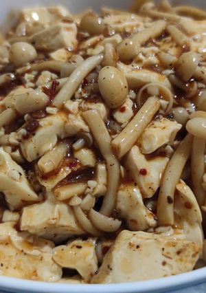 A picture of Mapo tofu with shimeiji.