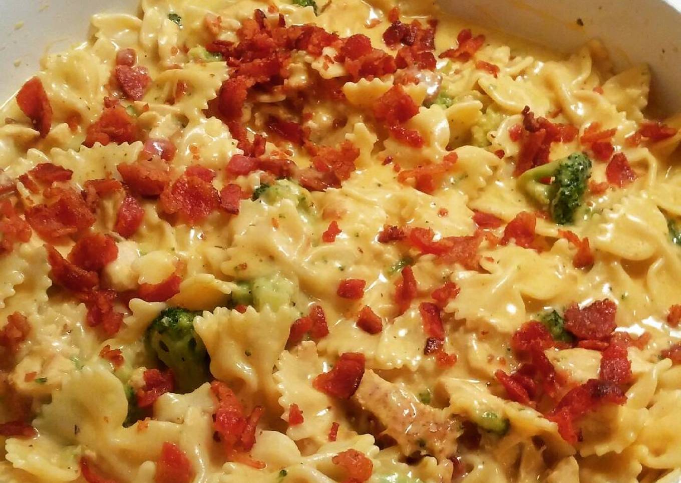  Cheesy Chicken Bacon Broccoli Pasta