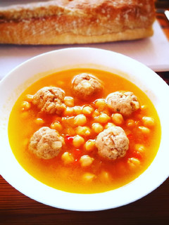 Una foto de Sopa de garbanzos con pelotillas de carne