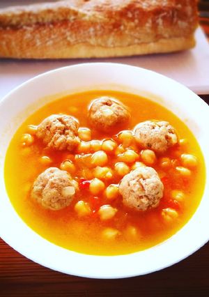 Una foto de Sopa de garbanzos con pelotillas de carne