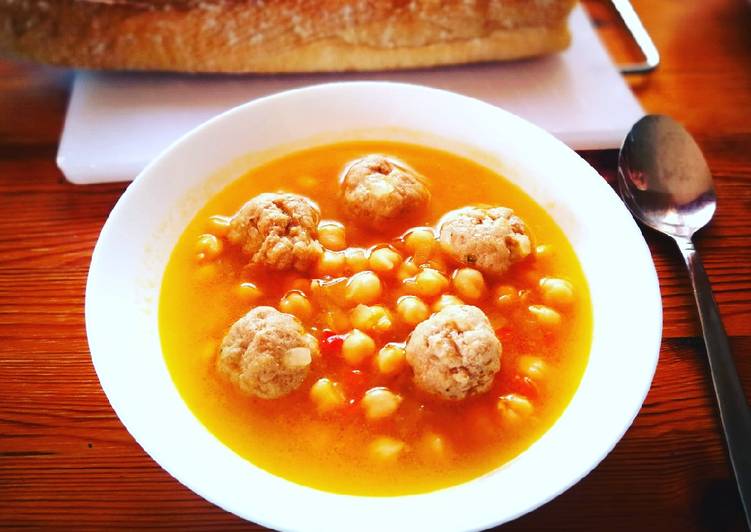 Sopa de garbanzos con pelotillas de carne