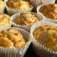 Foto principal de Αλμυρά Muffins με Τυρί και Ζαμπόν