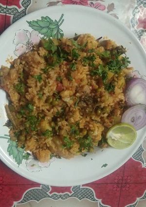 वेज कुकर पुलाव (veg cooker pulav recipe in marathi) रेसिपी चे मुख्य फोटो