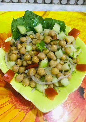 A picture of Chick peas salad.