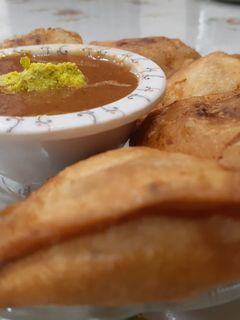 સમોસા (Samosa Recipe In Gujarati) રેસીપી મુખ્ય ફોટો