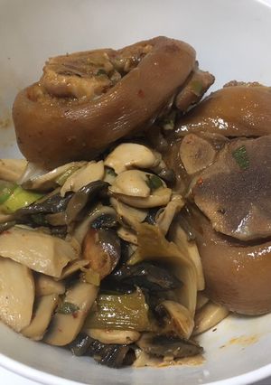 Hình của món Giò heo kho nấm nước tương.